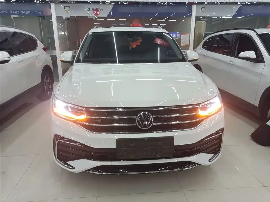 Volkswagen Tiguan L — фото 3