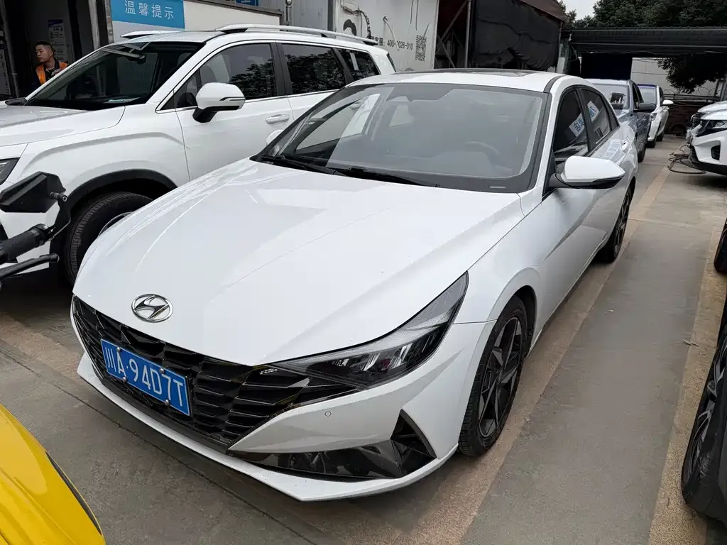 Hyundai Elantra — фото 1