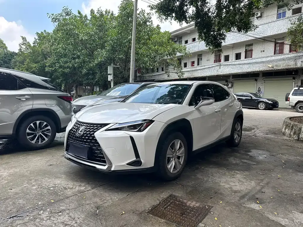 Lexus UX — фото 1