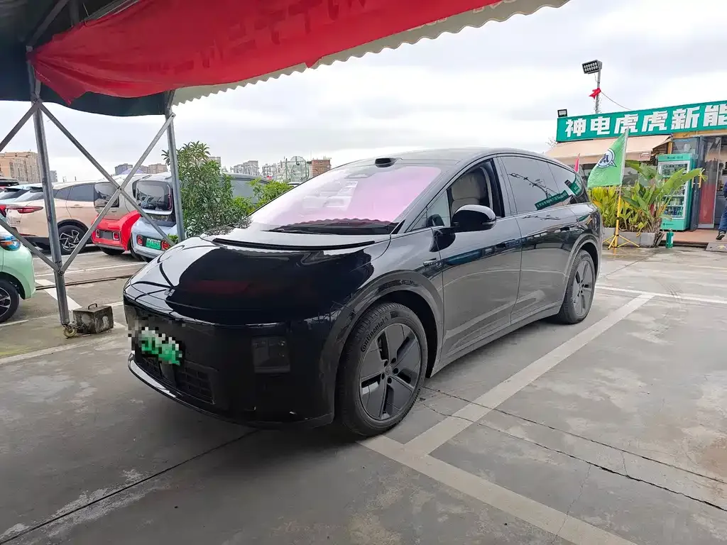 Li Auto i8 — фото 1