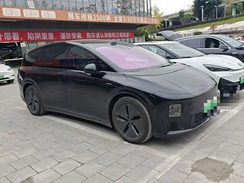 Li Auto i8 — фото 2