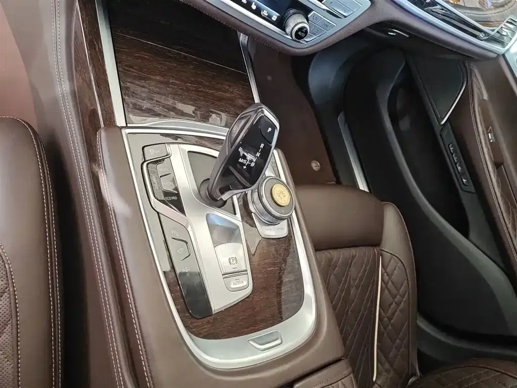 BMW 7 Series — фото 10