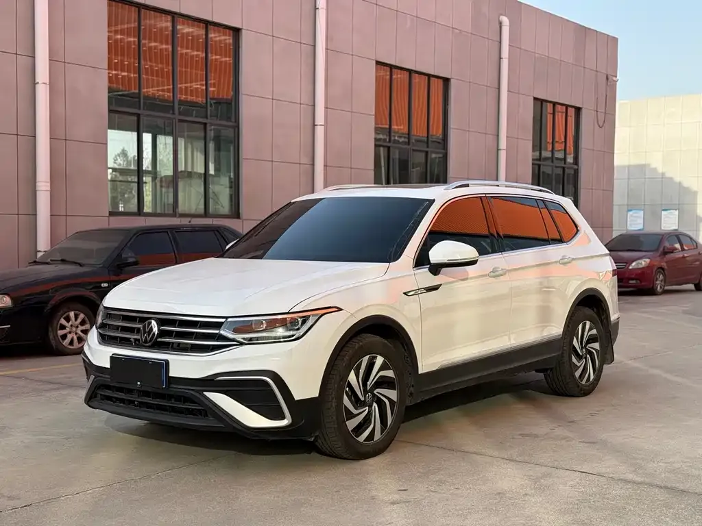 Volkswagen Tiguan L — фото 1
