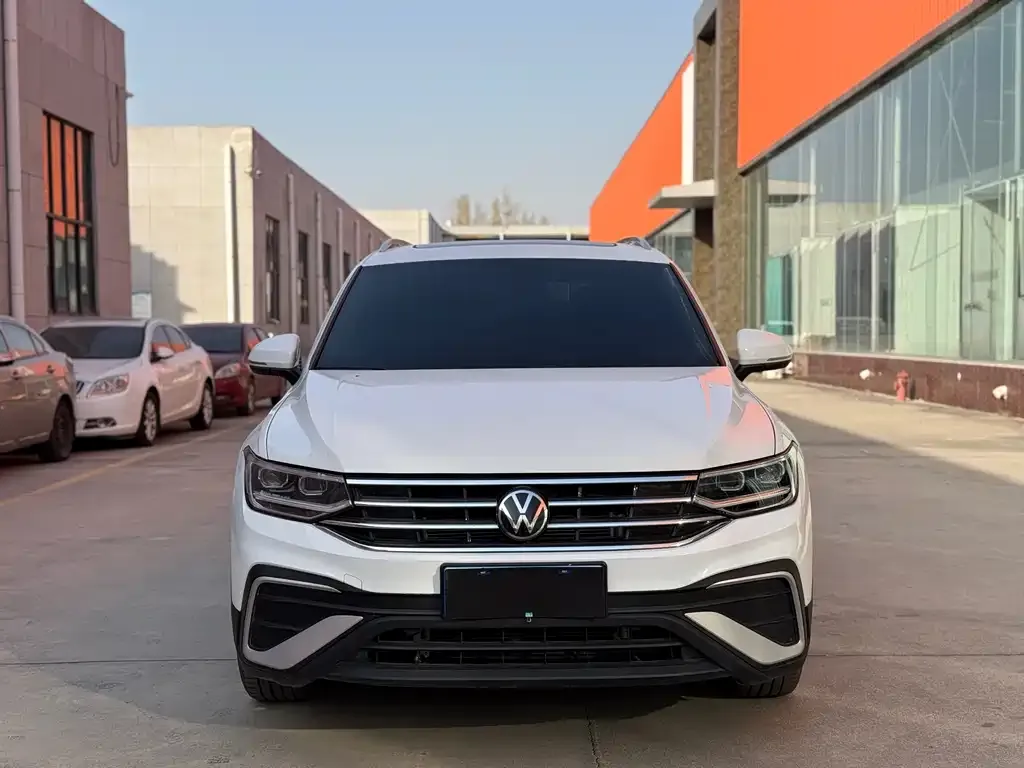 Volkswagen Tiguan L — фото 2