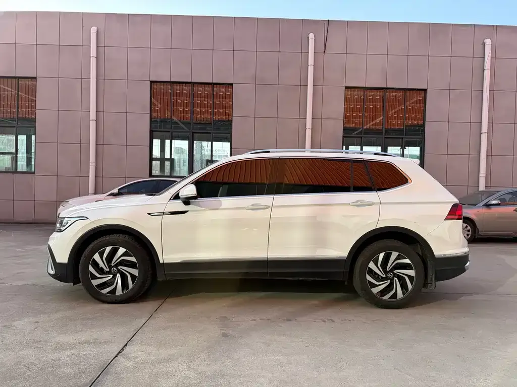 Volkswagen Tiguan L — фото 3