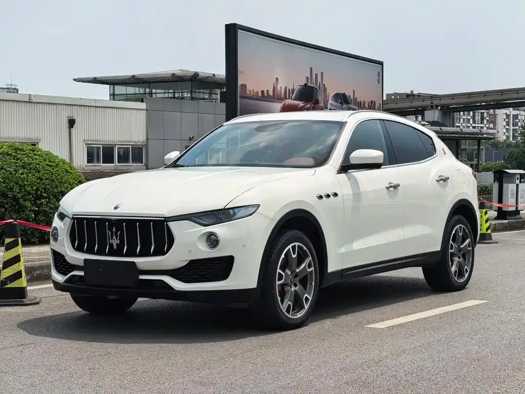 Maserati Levante — фото 1