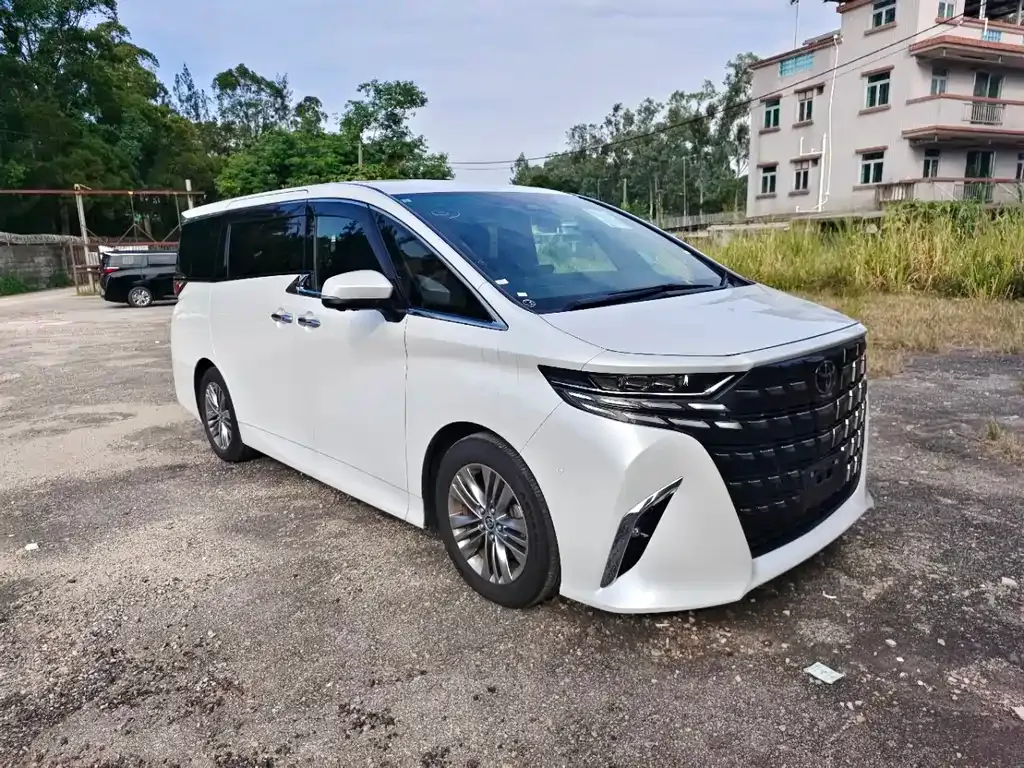Toyota Alphard — фото 1