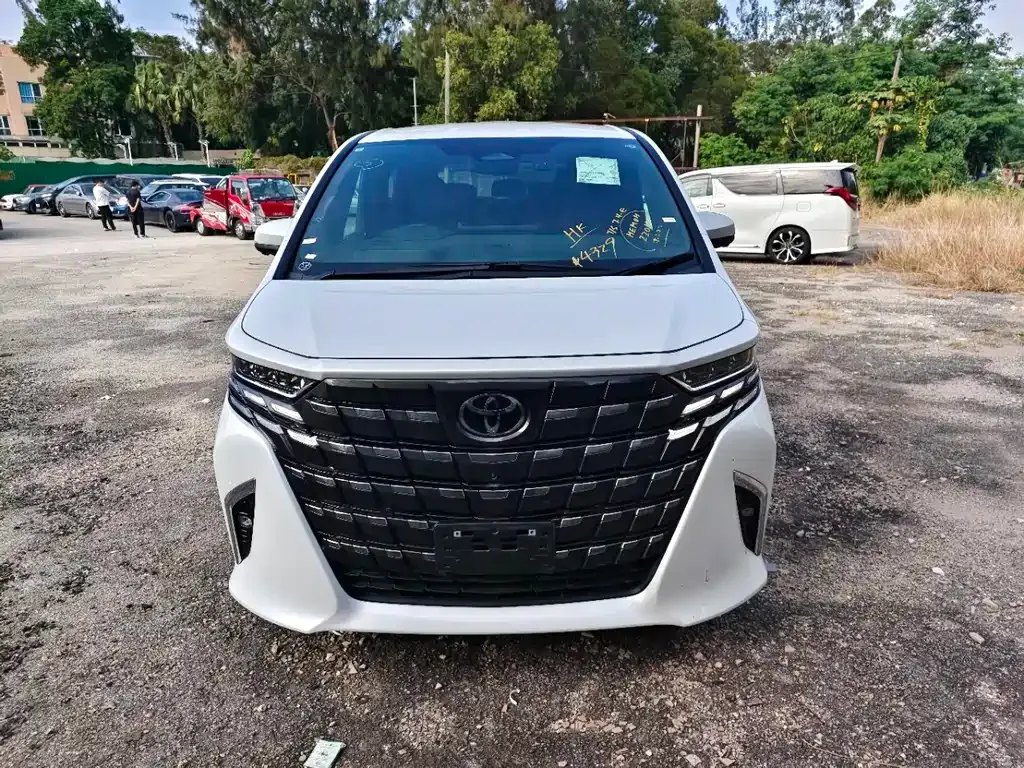 Toyota Alphard — фото 2
