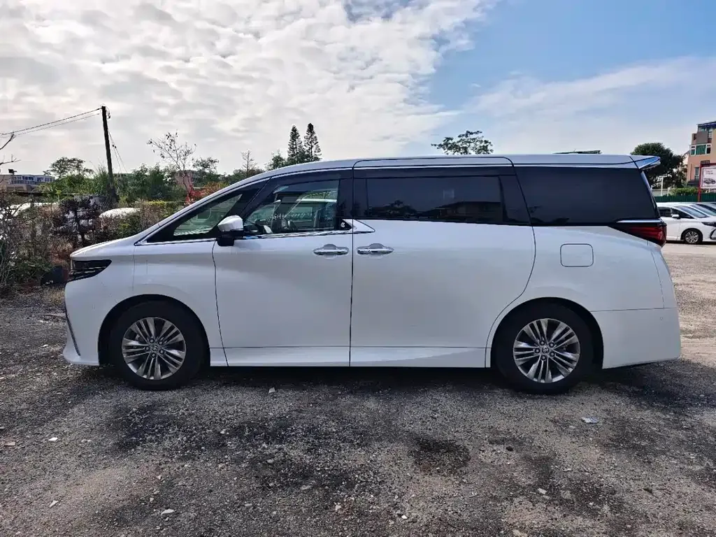 Toyota Alphard — фото 4