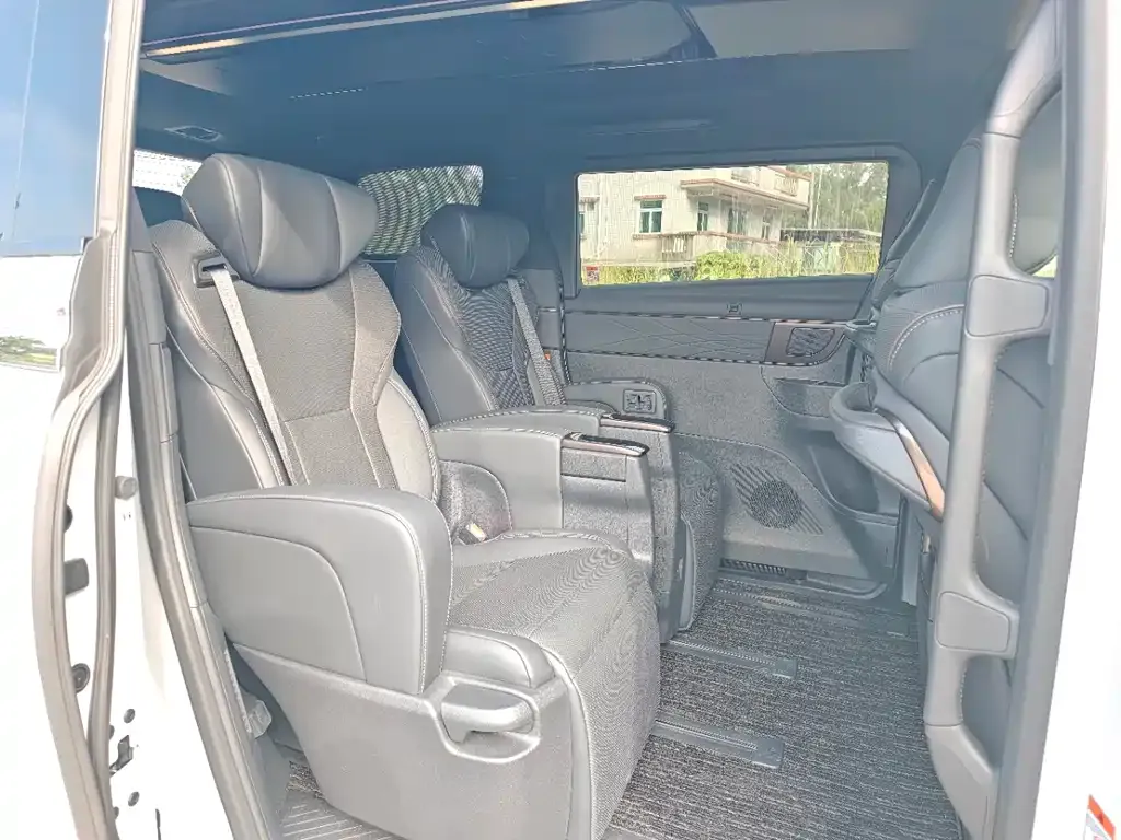 Toyota Alphard — фото 7