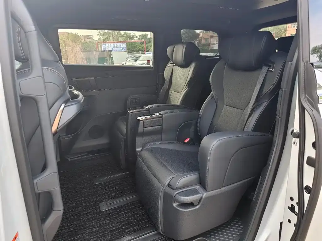 Toyota Alphard — фото 9