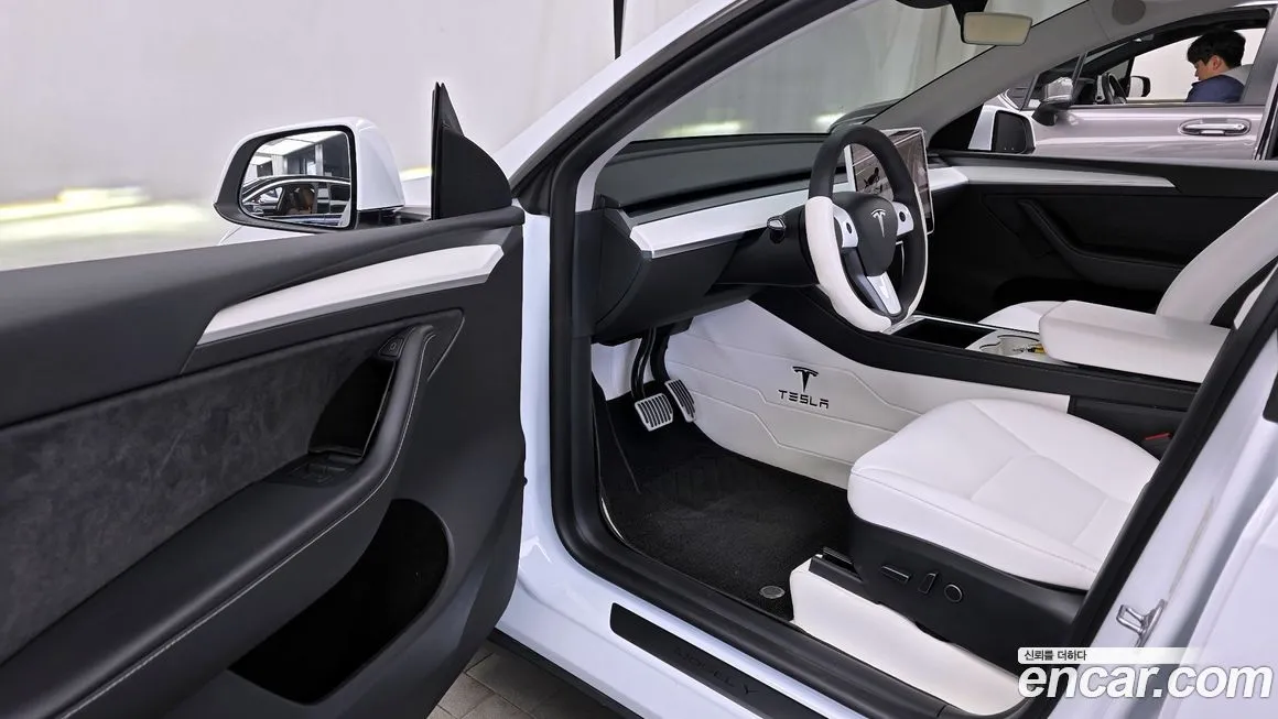 Tesla Model Y — фото 10