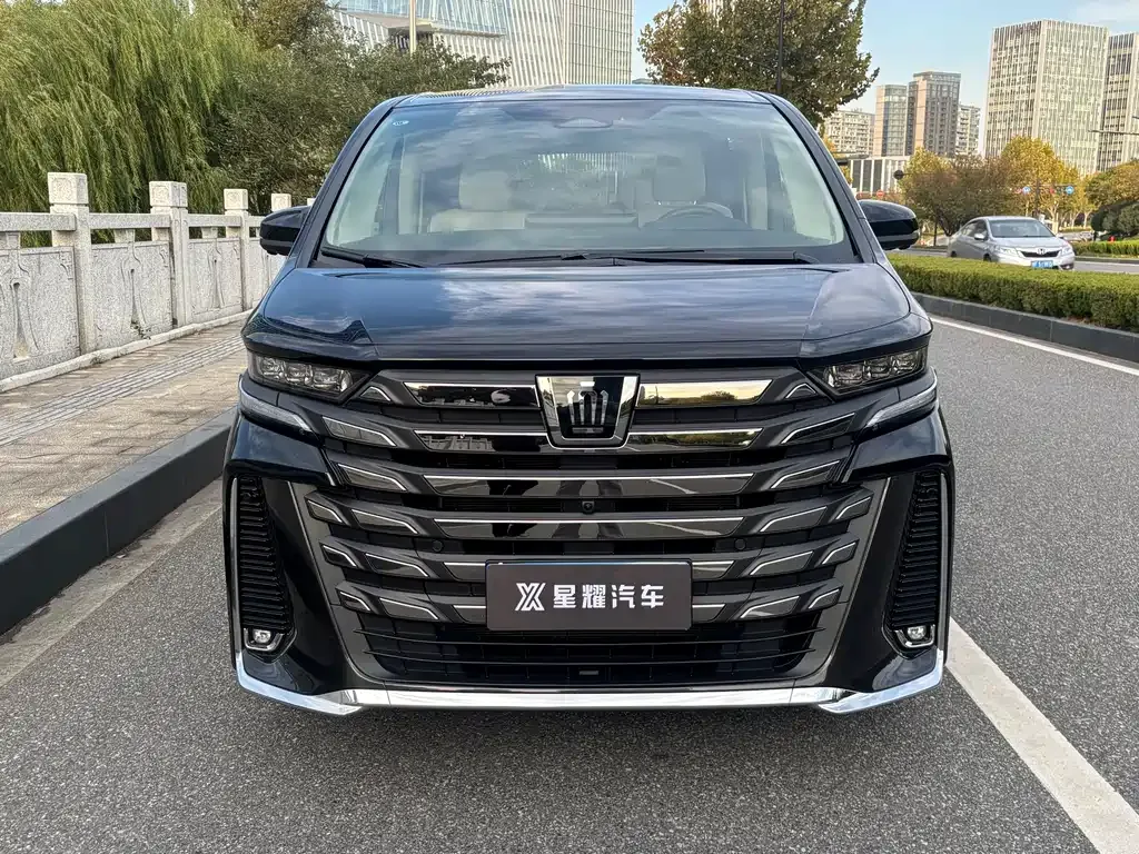Toyota Vellfire — фото 1