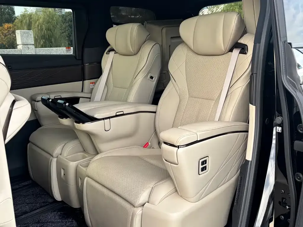 Toyota Vellfire — фото 8