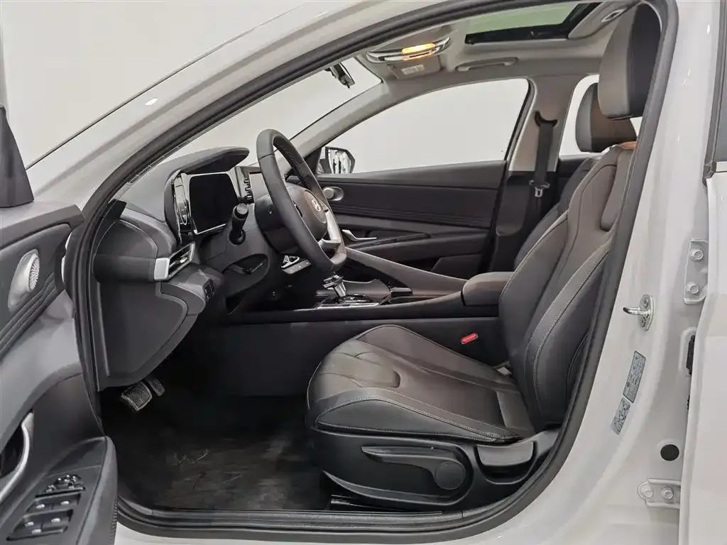 Hyundai Elantra — фото 10