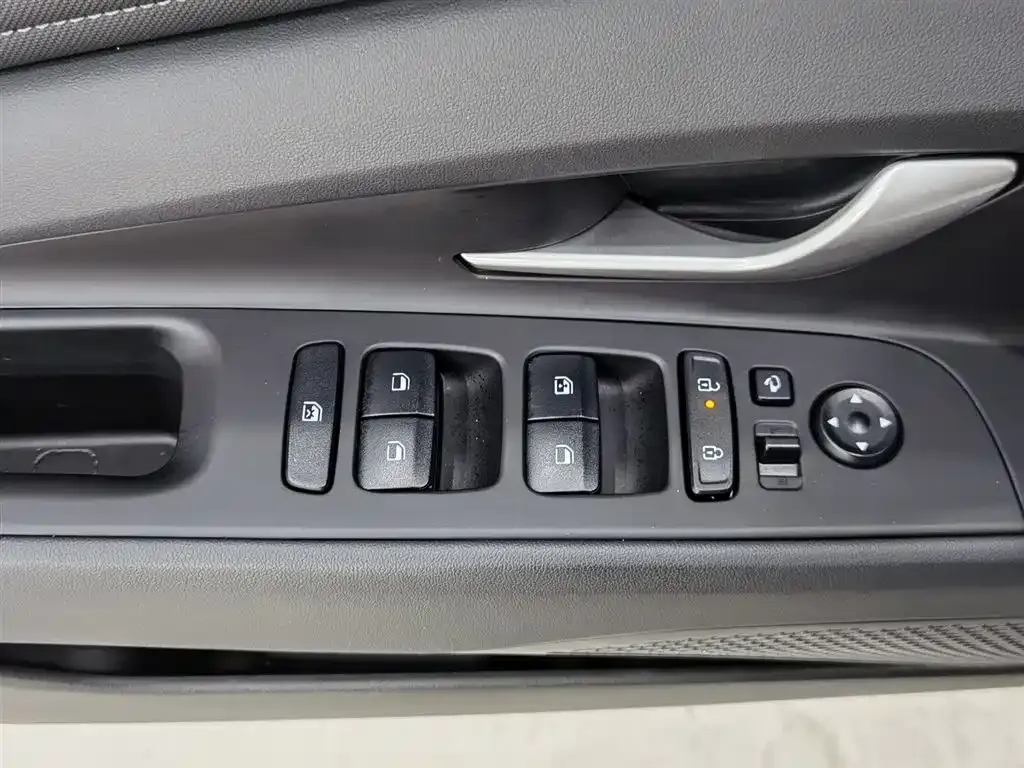Hyundai Elantra — фото 9