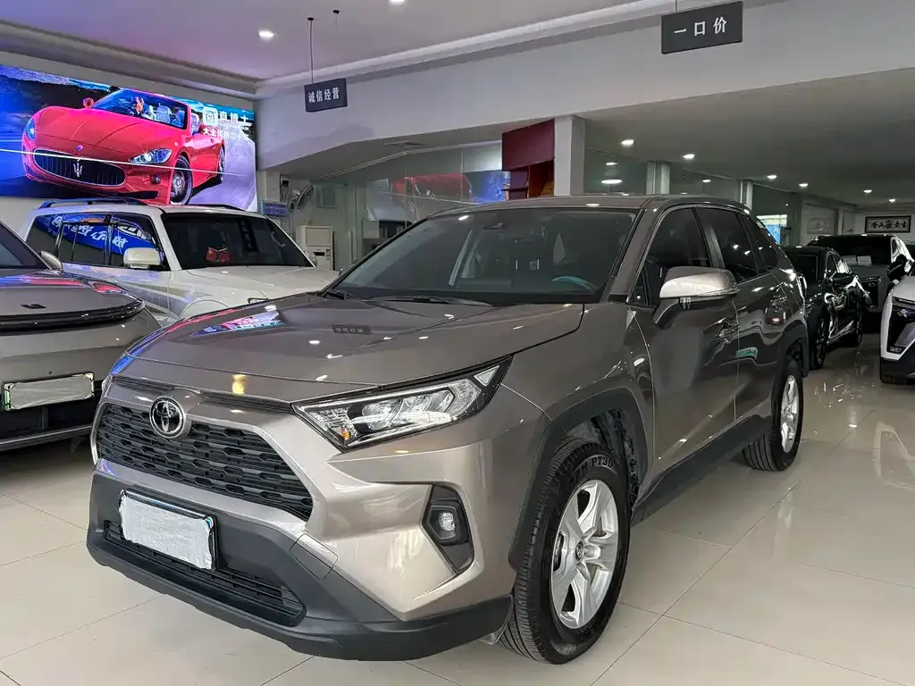 Toyota RAV4 — фото 1