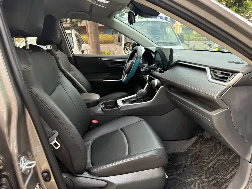 Toyota RAV4 — фото 10