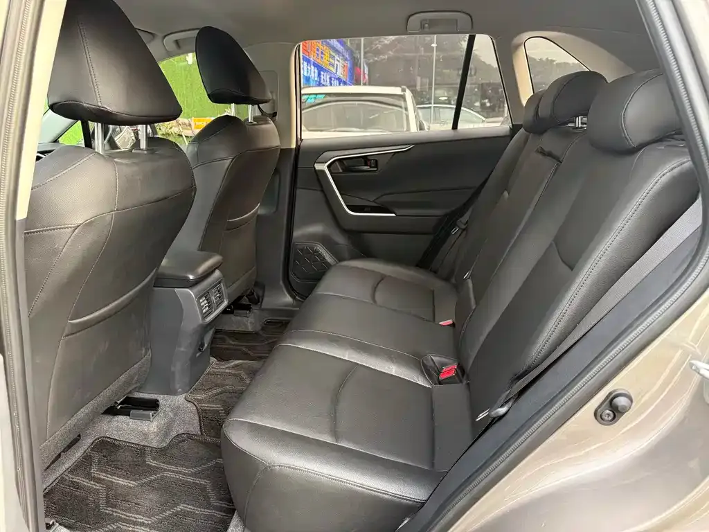 Toyota RAV4 — фото 9