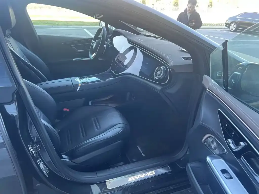 Mercedes-Benz EQE AMG — фото 10