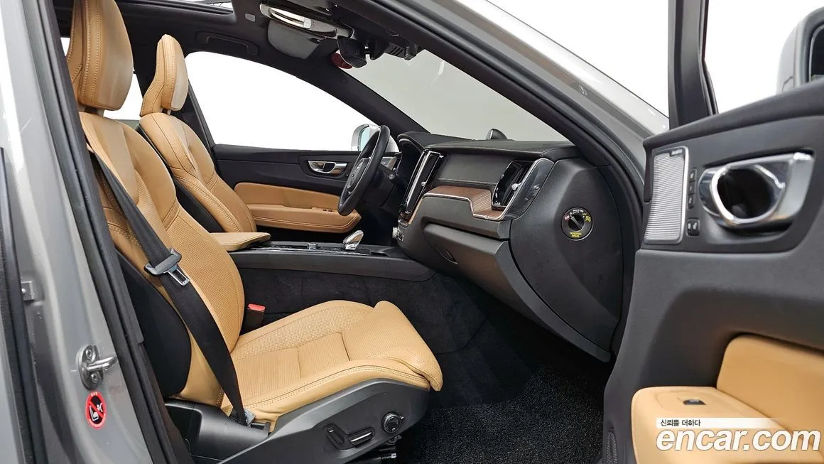 Volvo XC60 — фото 10