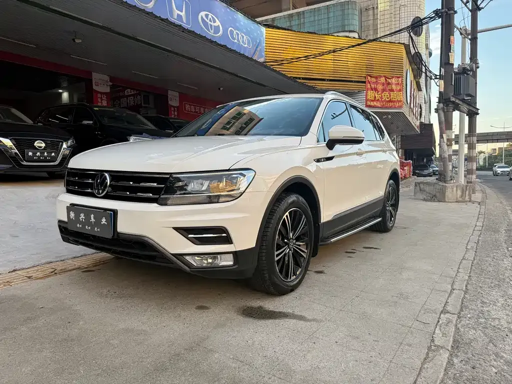 Volkswagen Tiguan L — фото 1