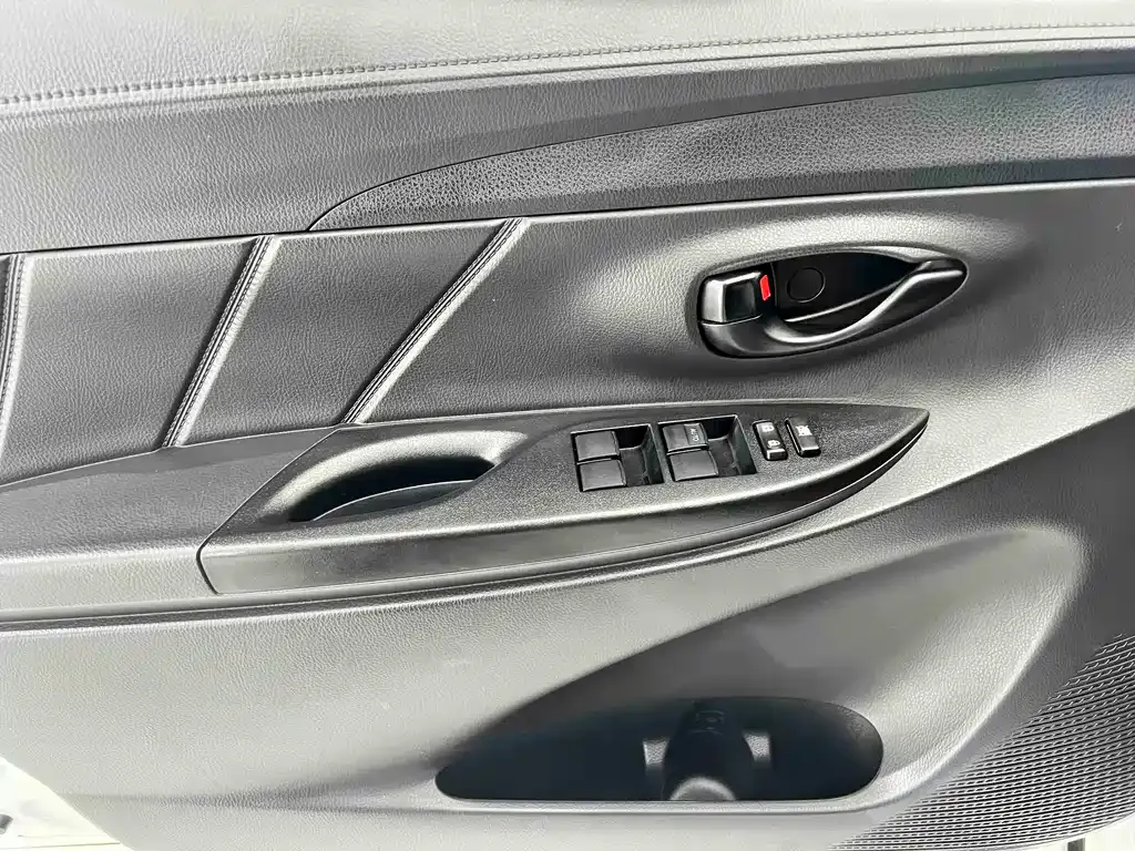 Toyota Yaris L — фото 10
