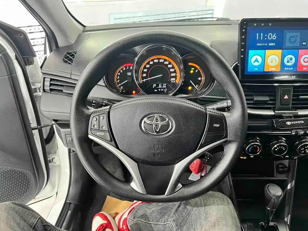 Toyota Yaris L — фото 8