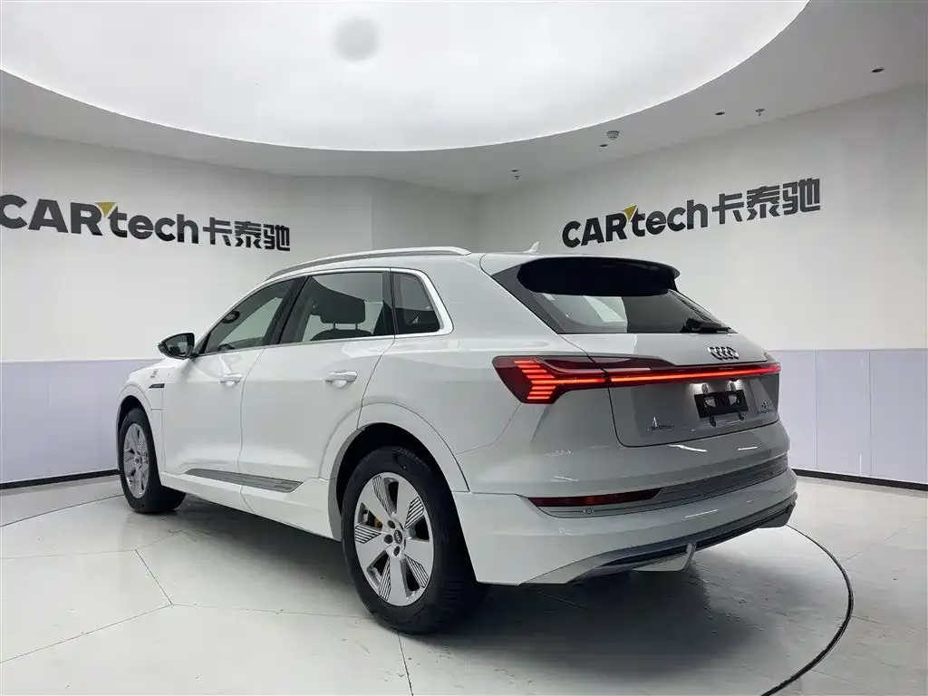 Audi e-tron — фото 5