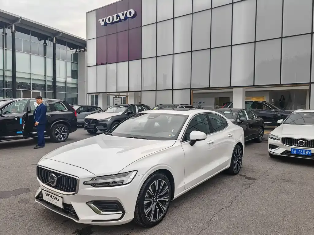 Volvo S60 — фото 1