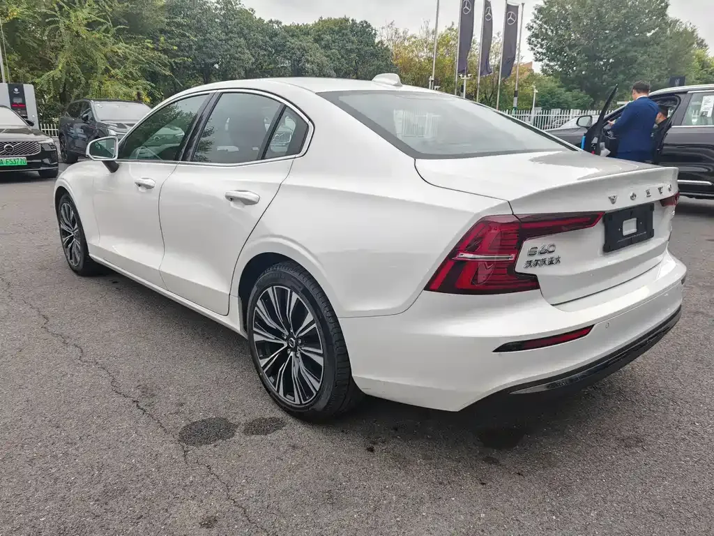 Volvo S60 — фото 10