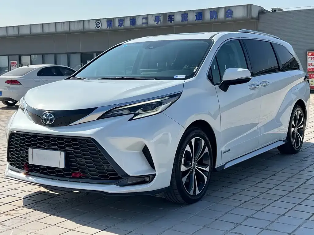 Toyota Granvia — фото 1