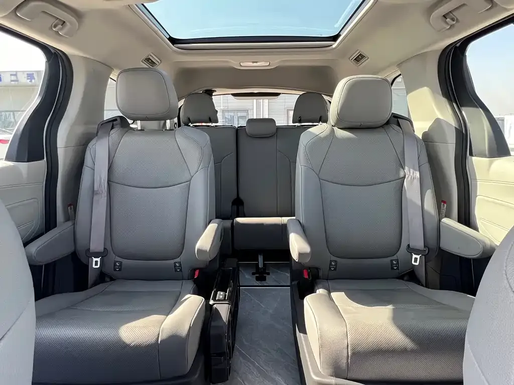 Toyota Granvia — фото 10