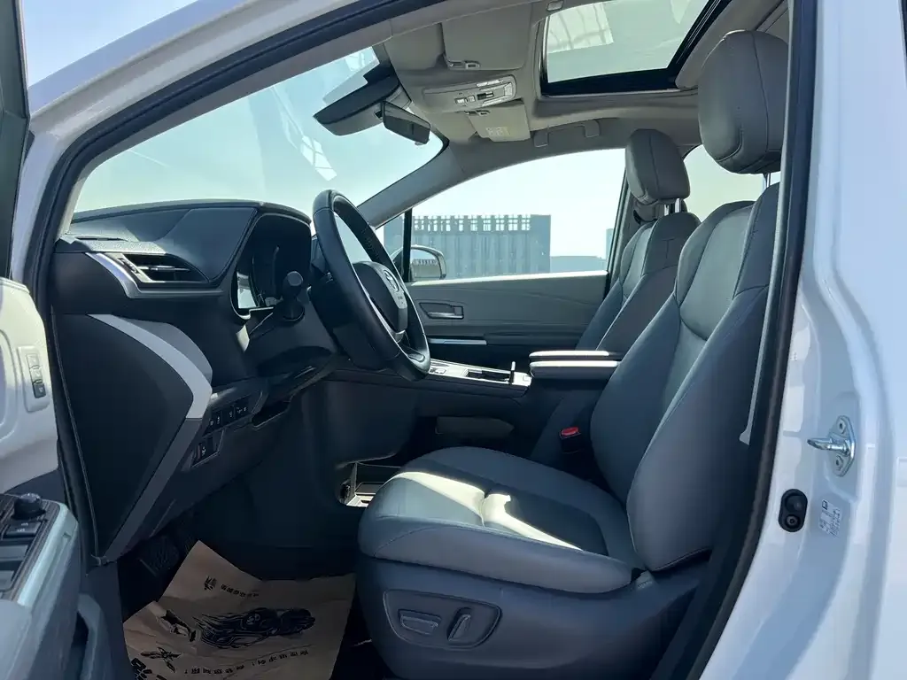 Toyota Granvia — фото 8