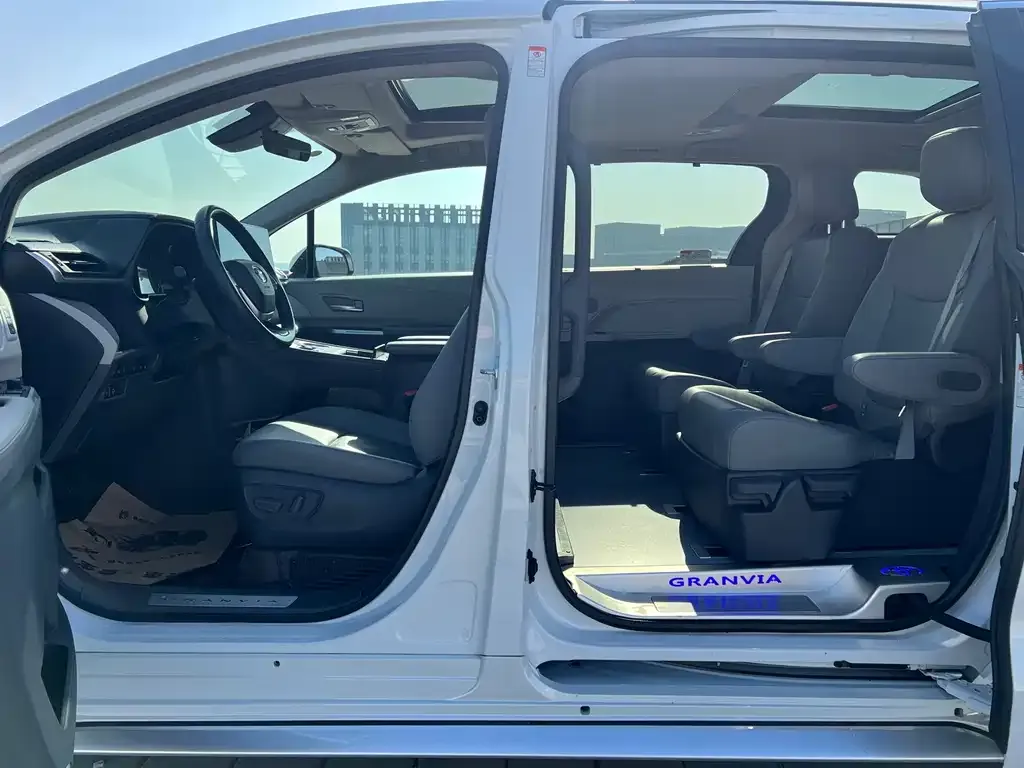 Toyota Granvia — фото 9