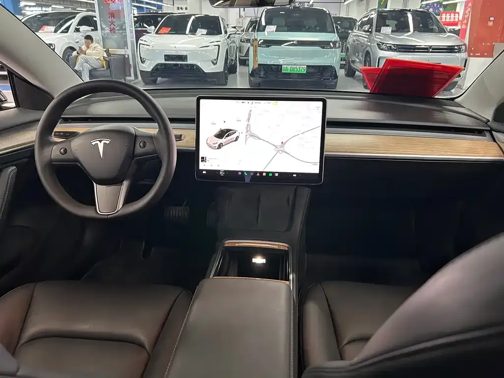 Tesla Model 3 — фото 4