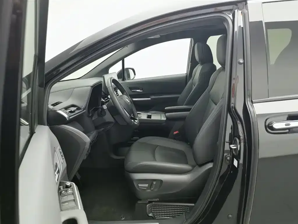 Toyota Granvia — фото 10