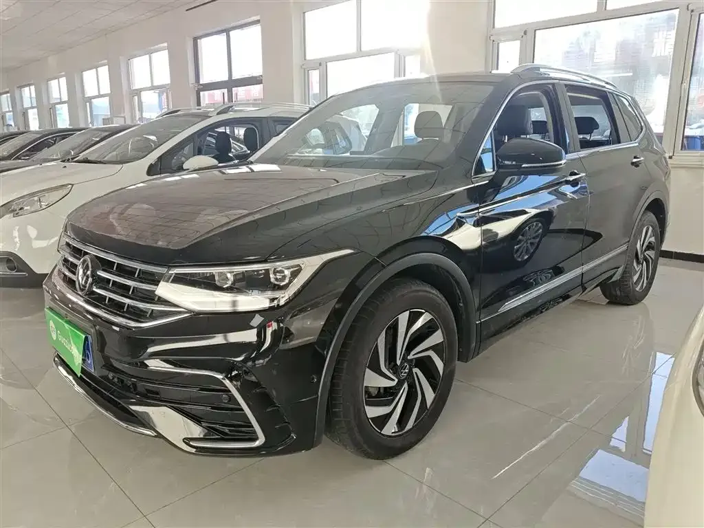 Volkswagen Tiguan L — фото 1