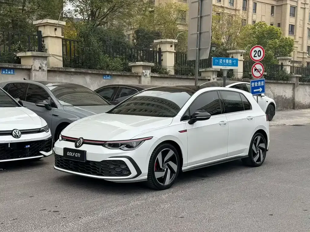 Volkswagen Golf GTI — фото 1