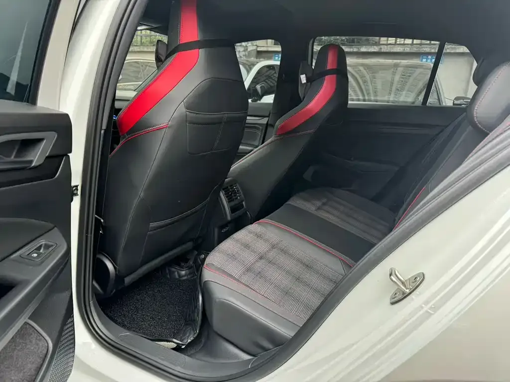 Volkswagen Golf GTI — фото 6