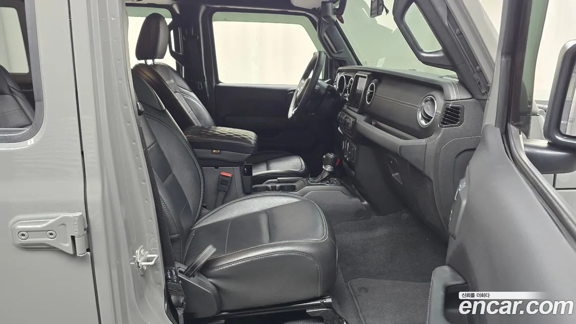 Jeep Wrangler — фото 10
