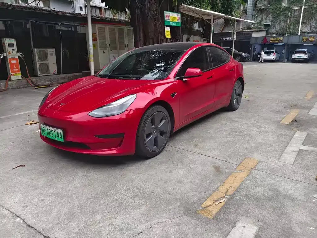 Tesla Model 3 — фото 1