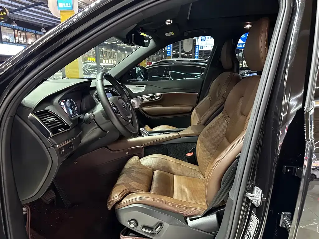 Volvo XC90 — фото 10