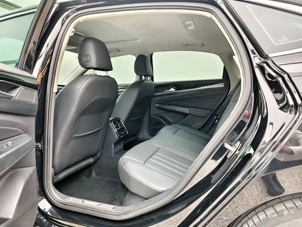 Volkswagen Passat New Energy — фото 8