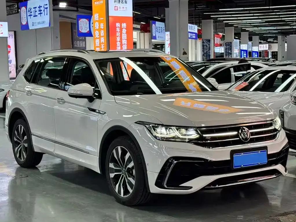 Volkswagen Tiguan L — фото 1