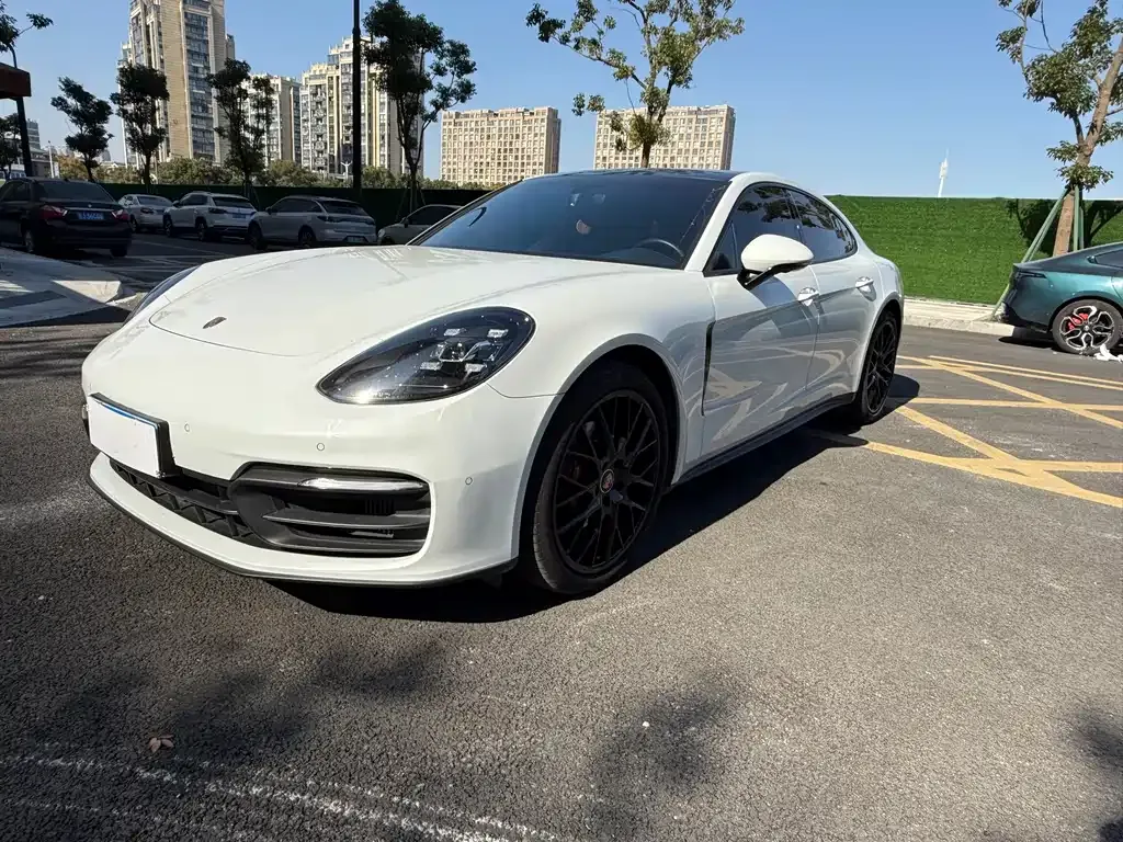 Porsche Panamera — фото 1
