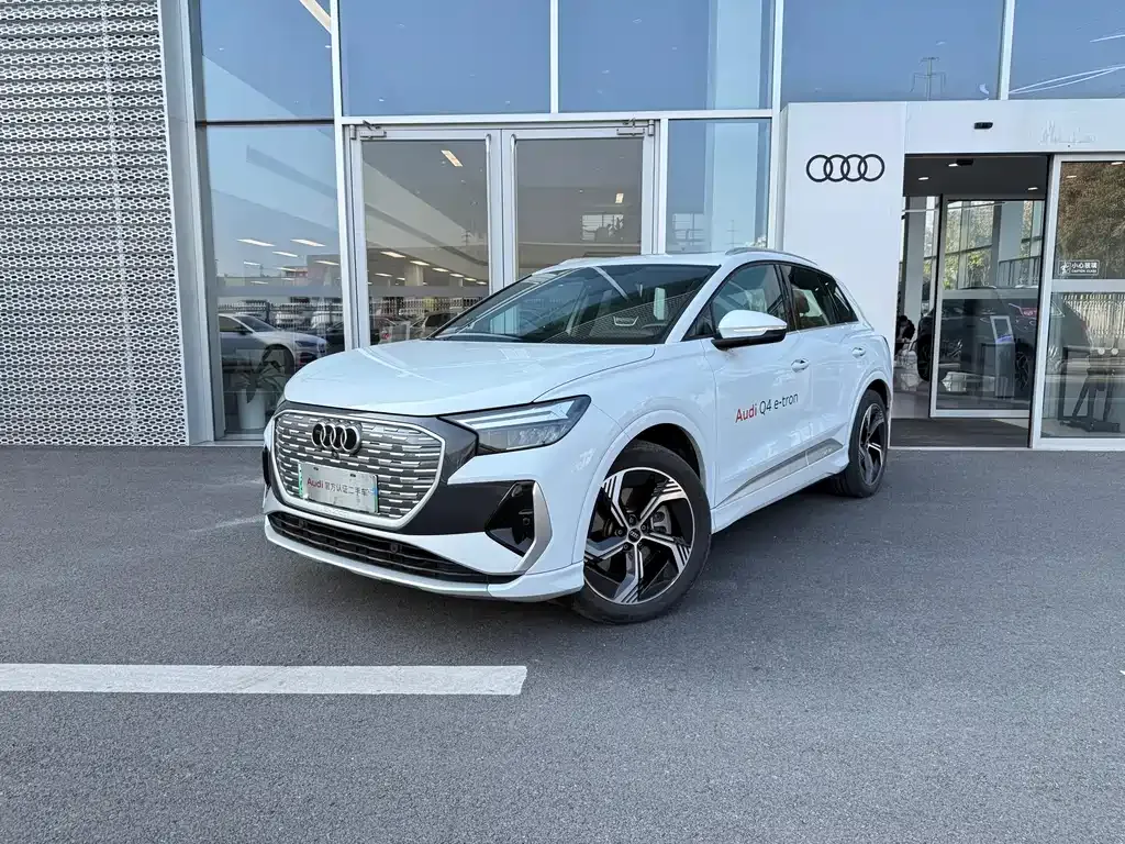 Audi Q4 e-tron — фото 1