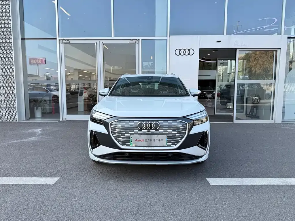 Audi Q4 e-tron — фото 2