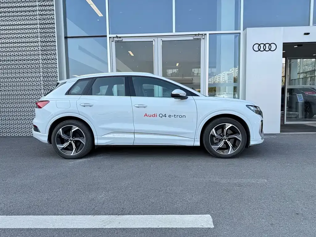 Audi Q4 e-tron — фото 3