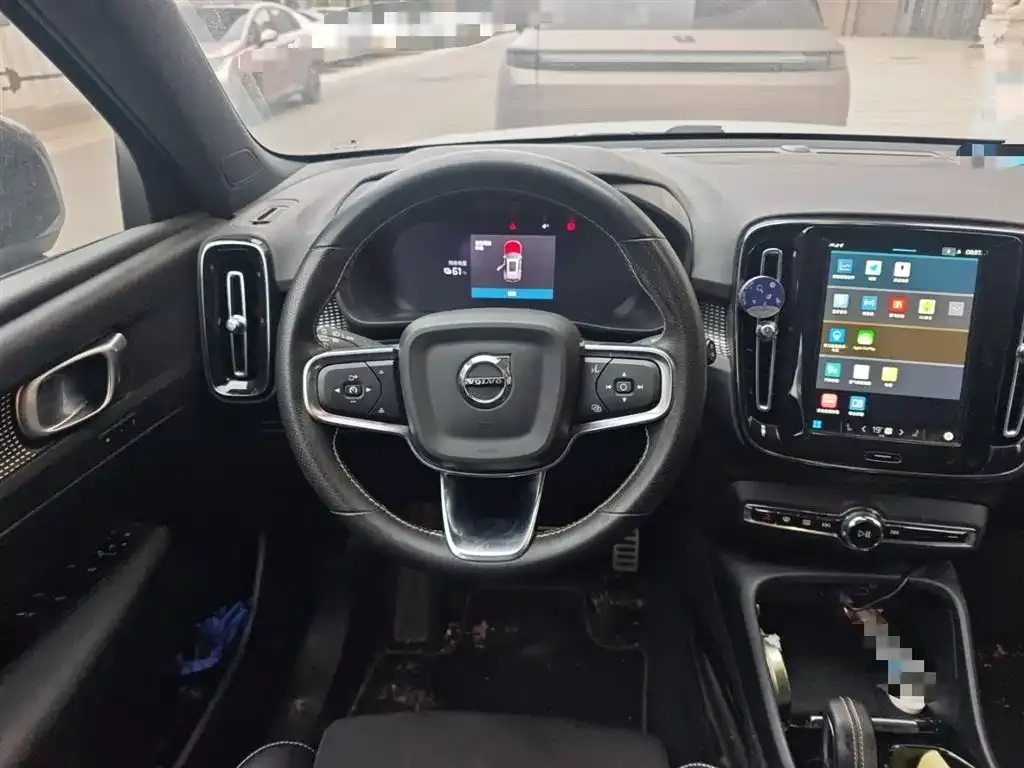 Volvo XC40 NEV — фото 3